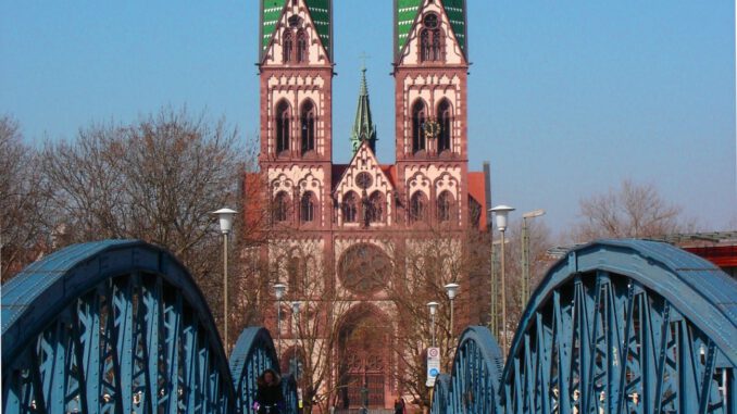 Freiburg eröffnet drittes Taubenquartier an Blauer Brücke