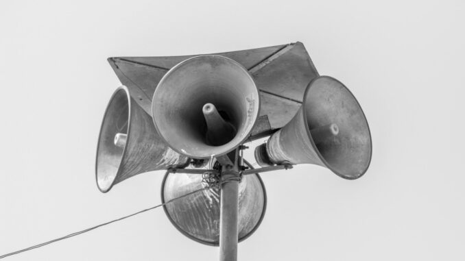 Freiburg führt Sirenenprobe am 28. März durch: Signale für Feueralarm und Entwarnung