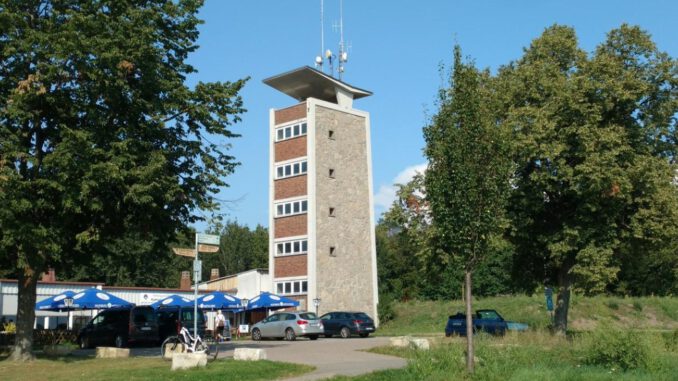 Katharinenlindenturm nach Sanierung wieder zugänglich: Aussichtspunkt über der Rüderner Heide eröffnet Katharinenlindenturm nach Sanierung wieder zugänglich: Aussichtspunkt über der Rüderner Heide eröffnet