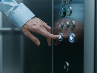 Lift schafft stufenlosen Zugang zur Stadtteilbibliothek Biberach