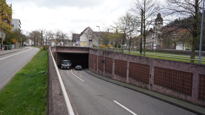 Nächtliche Vollsperrung der B 31 Tunnel in Freiburg wegen Modernisierung der Funkanlagen Nächtliche Vollsperrung der B 31 Tunnel in Freiburg wegen Modernisierung der Funkanlagen