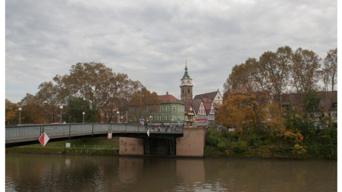 Provisorische Neckarquerung in Bad Cannstatt eröffnet, Wilhelmsbrücke wird ab 16. Dezember gesperrt