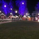 Seniorinnen und Senioren treffen sich zum Singen auf dem Freiburger Weihnachtsmarkt