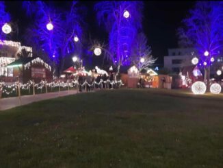 Seniorinnen und Senioren treffen sich zum Singen auf dem Freiburger Weihnachtsmarkt