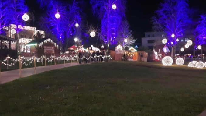 Seniorinnen und Senioren treffen sich zum Singen auf dem Freiburger Weihnachtsmarkt Seniorinnen und Senioren treffen sich zum Singen auf dem Freiburger Weihnachtsmarkt