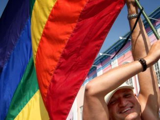 Zehntausend erwartet: CSD-Parade in Freiburg führt zu Sperrungen und Fahrplanänderungen