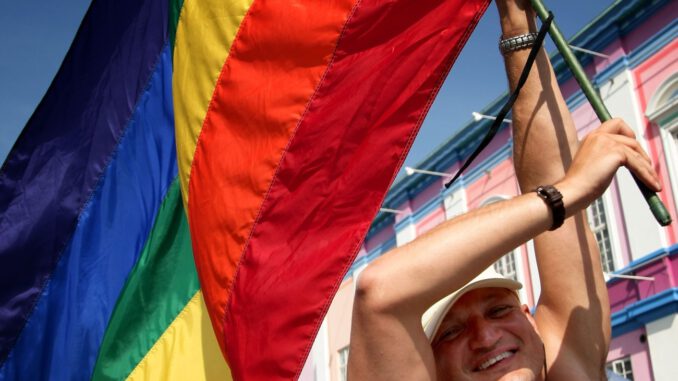 Zehntausend erwartet: CSD-Parade in Freiburg führt zu Sperrungen und Fahrplanänderungen
